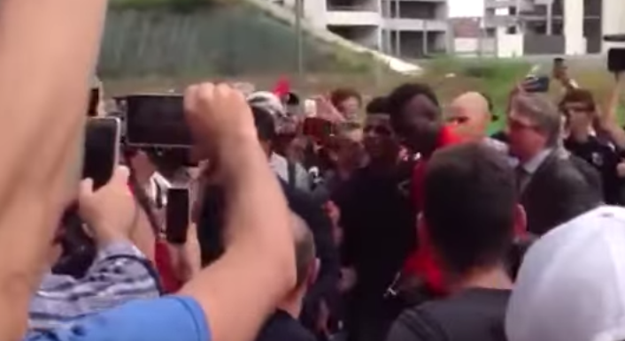 VIDEO: Balotelli je stále oblíbený! Podívejte, jaký dav jej přivítal