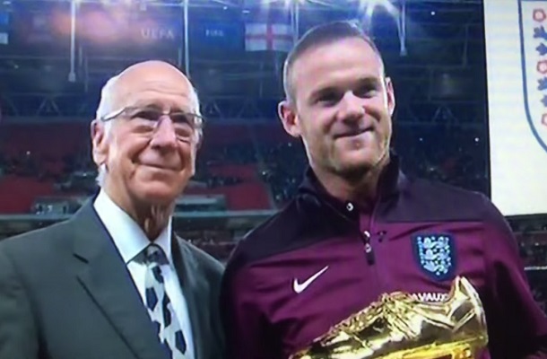 FOTO A VIDEO: Rooney přebral ocenění od svého předchůdce! Doma jej poté dal synovi…