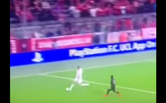 VIDEO: Neuer zase mimo vápno. Vedení míče má opravdu výborné!